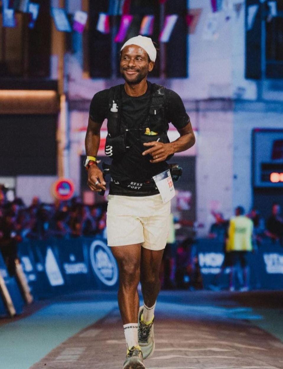 Hélio Fumo running through a race venue