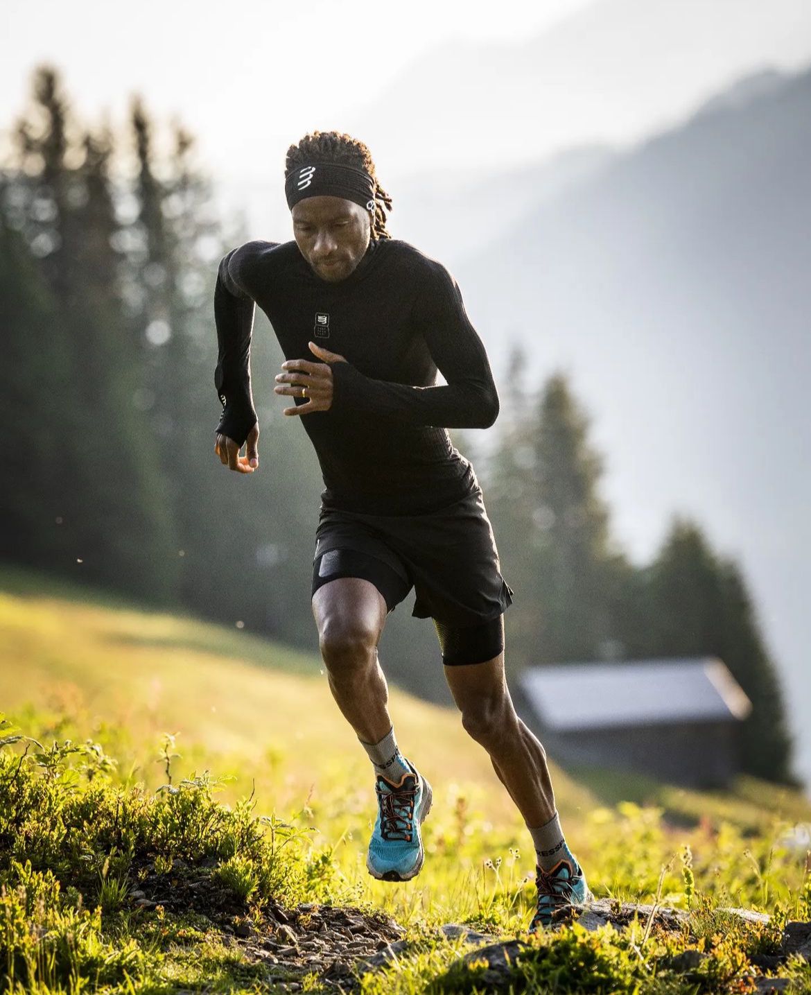 Hélio Fumo running on a mountain trail